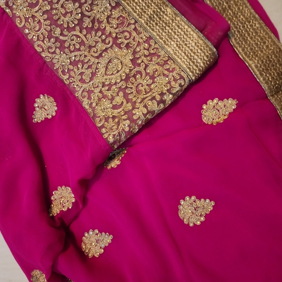 Elegant Fuchsia Saree with Timeless Gold Border - Worn Once - Picture 3 of 3